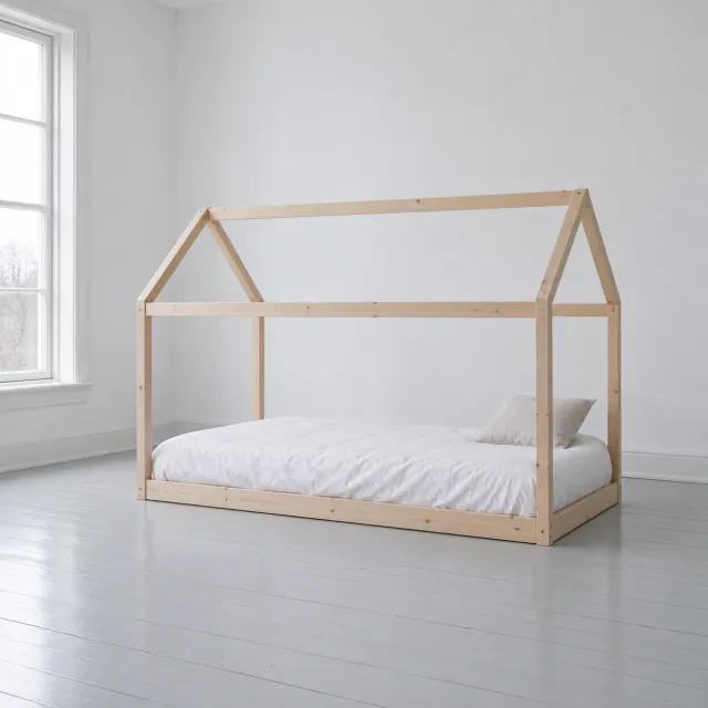Colchón individual con ropa de cama blanca sobre una cama casita de pino en una habitación blanca y despejada